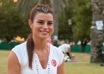 Yoga yaparak dünyaya açıldı