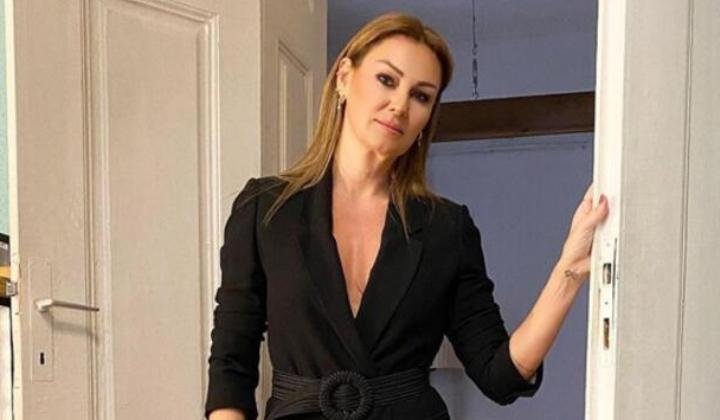 Pınar Altuğ lüks aracıyla dikkat çekti 2 Pınar Altuğ lüks aracıyla dikkat çekti