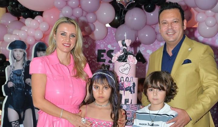 Mehmet-Emel Gültekin çiftninden ikizlere doğum günü sürprizi