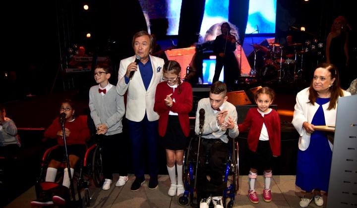 Dilek Sabancı, cerebral palsy’li çocuklarla şarkı söyledi