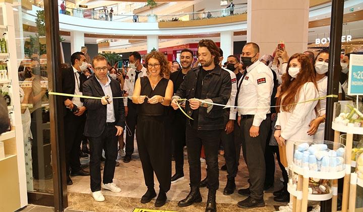 Yves Rocher İzmir İstinyepark, Alp Navruz’un katıldığı davet ile açıldı