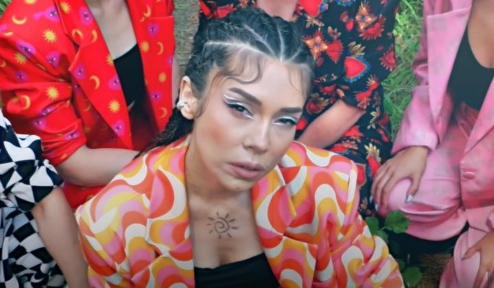 Burcu Aslan'dan rengarenk klip 2 Burcu Aslan’dan rengarenk klip