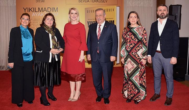 Sevda Türküsev'in 'Yıkılmadım Ayaktayım' kitap lansmanına yoğun ilgi 5 Sevda Türküsev’in ‘Yıkılmadım Ayaktayım’ kitap lansmanına yoğun ilgi