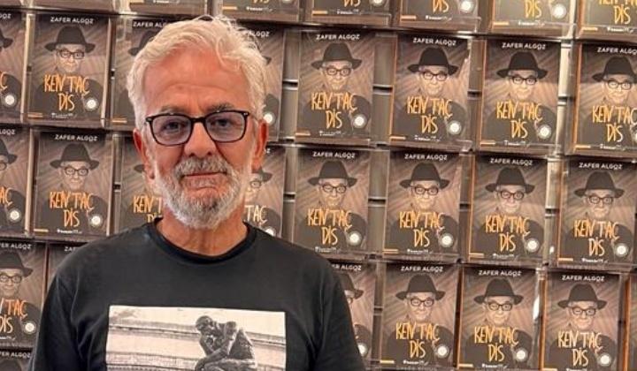 Zafer Algöz, 'Ken Taç Dis' kitabının ilk imza gününü gerçekleştirdi 1 Zafer Algöz, ‘Ken Taç Dis’ kitabının ilk imza gününü gerçekleştirdi