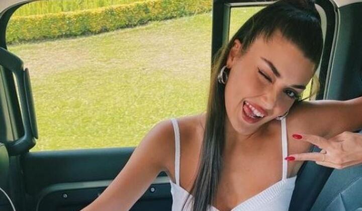 Aleyna Tilki'nin ardından Hande Erçel de arabada poz verdi 7 Aleyna Tilki’nin ardından Hande Erçel de arabada poz verdi