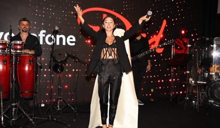 Zeynep Bastık’tan yeni akustik performans serisi 9 Zeynep Bastık’tan yeni akustik performans serisi
