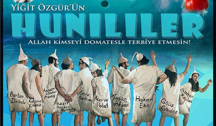 Yiğit Özgür’ün ‘Hunililer’i Ezel Akay yönetmenliğinde sahnede
