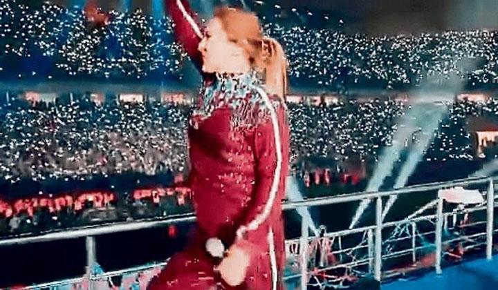 Demet Akalın, Trabzonspor için bir gecede eşofman diktirdi 3 Demet Akalın, Trabzonspor için bir gecede eşofman diktirdi