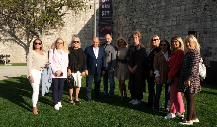 Cemiyetin ünlü isimleri 'On Bin Şey'de buluştu 7 Cemiyetin ünlü isimleri ‘On Bin Şey’de buluştu