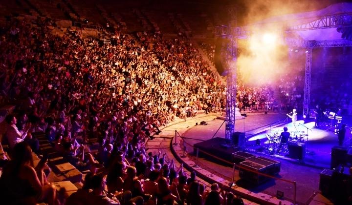 Levent Yüksel, Bodrum Antik Tiyatro'da sevenleriyle buluştu 2 Levent Yüksel, Bodrum Antik Tiyatro’da sevenleriyle buluştu