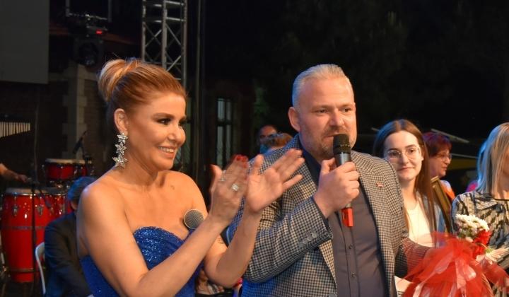Gülben Ergen’den çilek tadında konser