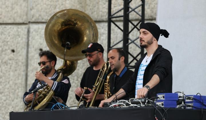 Hey! Douglas, 'Cuma İş Çıkışı' konserlerinde sahne alacak 1 Hey! Douglas, ‘Cuma İş Çıkışı’ konserlerinde sahne alacak