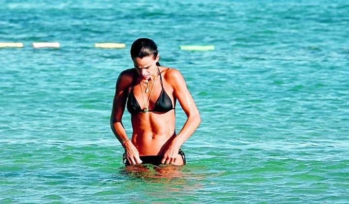 Edwina Sponza tatil için Çeşme’yi tercih etti