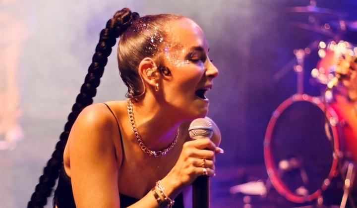 Su Soley'den enerji dolu bir klip 1 Su Soley’den enerji dolu bir klip