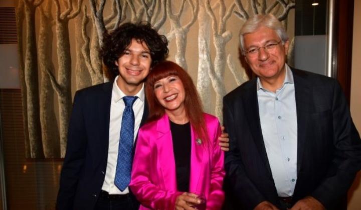 Hülya Botasun, 10. kiişisel sergisini Moda Deniz Kulübü'nde açtı 3 Hülya Botasun, 10. kiişisel sergisini Moda Deniz Kulübü’nde açtı