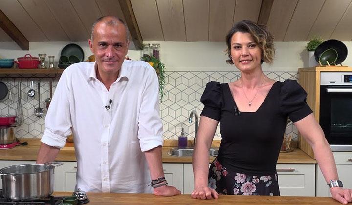 ‘Memet Özer ile Mutfakta’ programının bu haftaki konukları Açelya Akkoyun ile kızı Alya Deniz Cergel