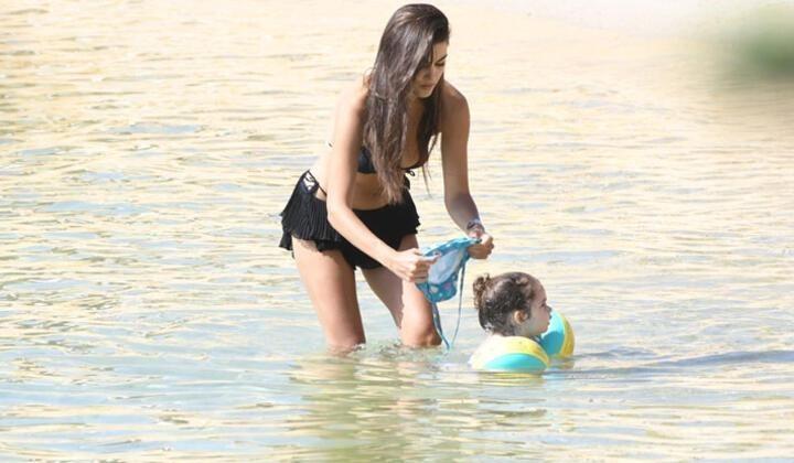Hande Erçel’in Mavi ile plaj günü