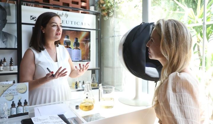 Ünlü isimler 'In lab with SkinCeuticals' etkinliğinde buluştu 9 Ünlü isimler ‘In lab with SkinCeuticals’ etkinliğinde buluştu