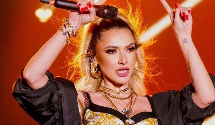 Hadise’den küvet pozları