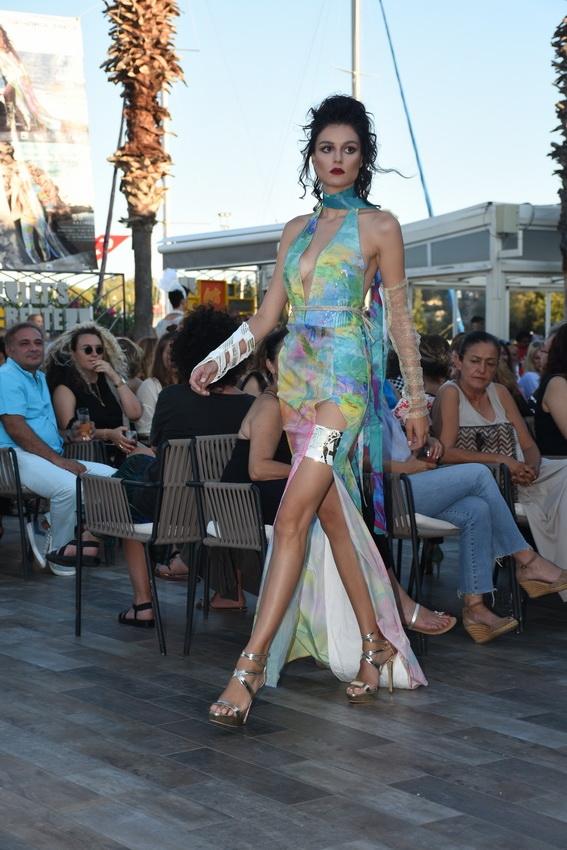 43d8d11a4e1b42d6a05907df1109802dtroya26 defile