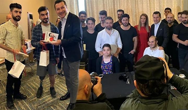 Ünlülerin berberi Şükrü Dudu, engelli gençlerle bir araya geldi 5 Ünlülerin berberi Şükrü Dudu, engelli gençlerle bir araya geldi