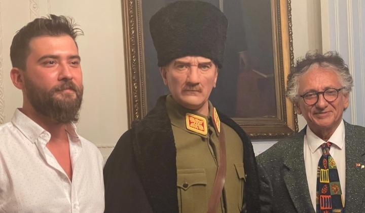 Hiperrealist silikon Atatürk Heykeli, Pera Palas’taki yerini aldı