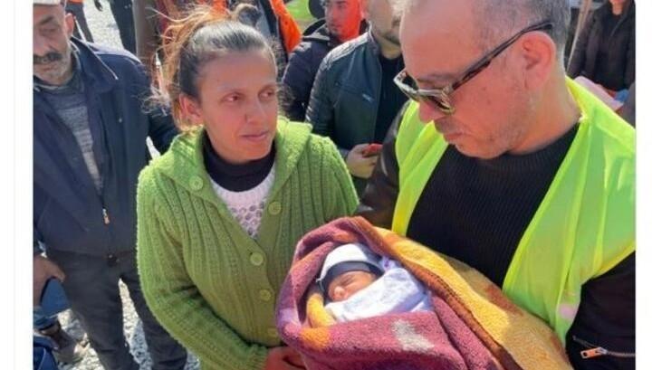 Haluk Levent depremzede bebeğe isim verdi