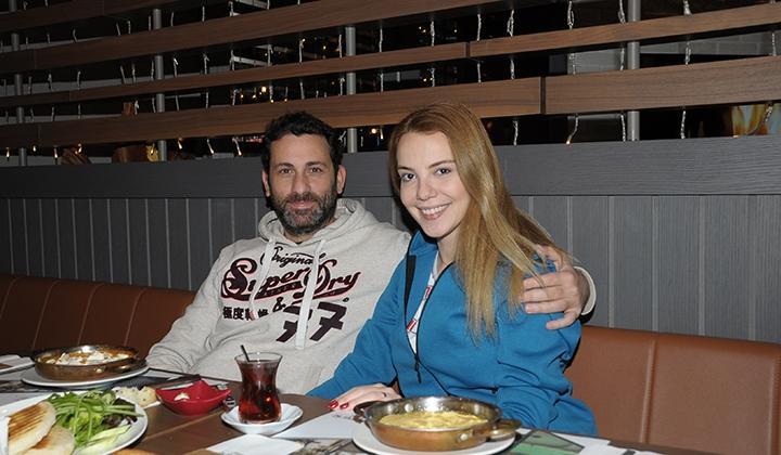 Selen Soyder eşiyle birlikte kahvaltının tadını çıkarttı 1 Selen Soyder eşiyle birlikte kahvaltının tadını çıkarttı