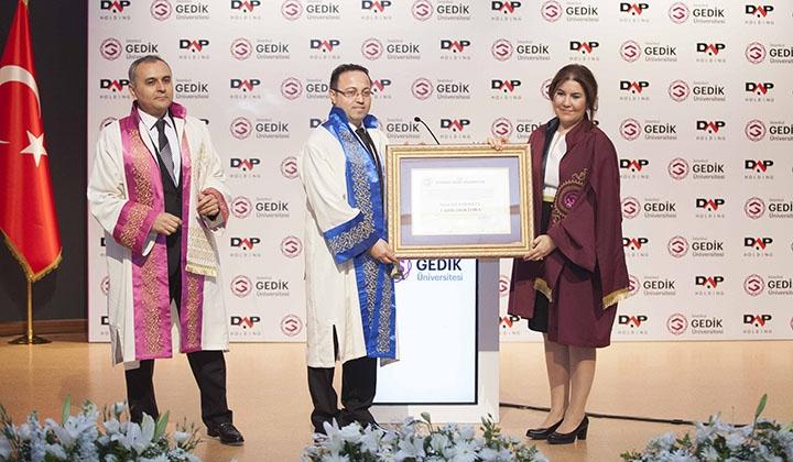 DAP Holding Yönetim Kurulu Başkanı Ziya Yılmaz'a 'Fahri Doktora' ünvanı 3 DAP Holding Yönetim Kurulu Başkanı Ziya Yılmaz’a ‘Fahri Doktora’ ünvanı