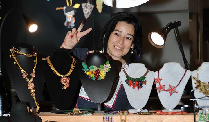 Ayfer Adaş, Akmerkez’de düzenlenen kermeste el emeği takılarıyla göz kamaştırdı