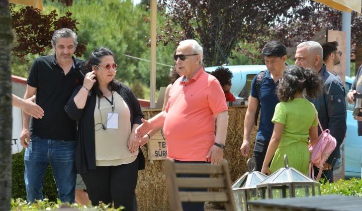 Yılmaz Ulusoy ve Kadir İnanır'dan Çocuk Şenliği'ne ziyaret 7 Yılmaz Ulusoy ve Kadir İnanır’dan Çocuk Şenliği’ne ziyaret