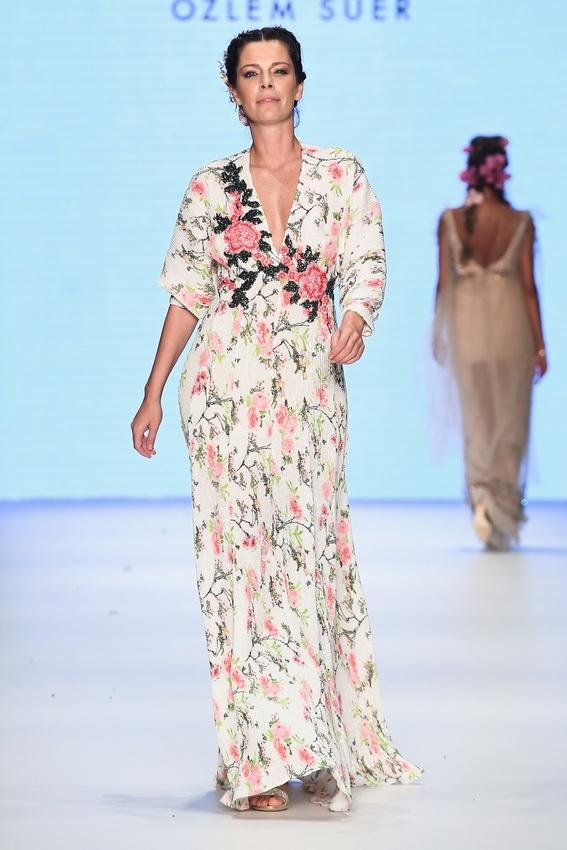 Mercedes-Benz Fashion Week Özlem Süer İlkbahar-Yaz koleksiyonu 1 begum-kutuk