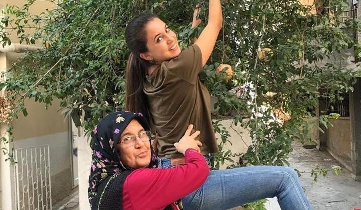 Depremde ailesini kaybeden Karsu konuşmakta zorlandı 1 Depremde ailesini kaybeden Karsu konuşmakta zorlandı