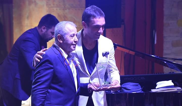 Quality'den 'Kışa Merhaba' partimizi renklendiren Behzat Gerçeker ve Enbe Orkestrası'na teşekkür plaketi 1 Quality’den ‘Kışa Merhaba’ partimizi renklendiren Behzat Gerçeker ve Enbe Orkestrası’na teşekkür plaketi