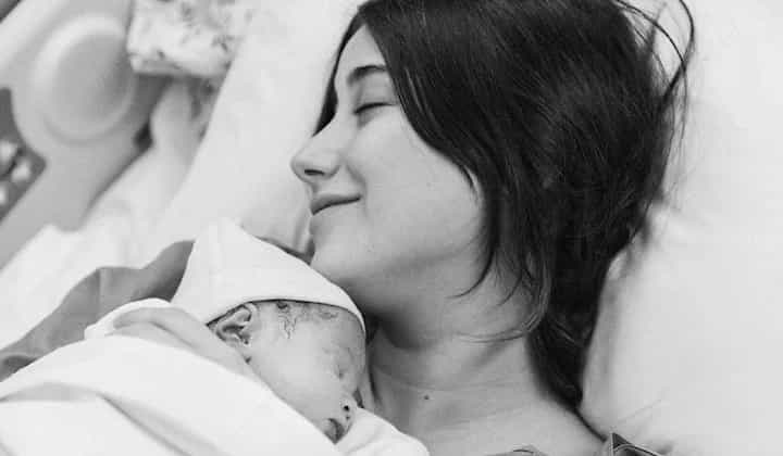 İkinci kez anne olan Hazal Kaya’dan kızı Leyla Süreyya ile ilk poz 1 İkinci kez anne olan Hazal Kaya’dan kızı Leyla Süreyya ile ilk poz