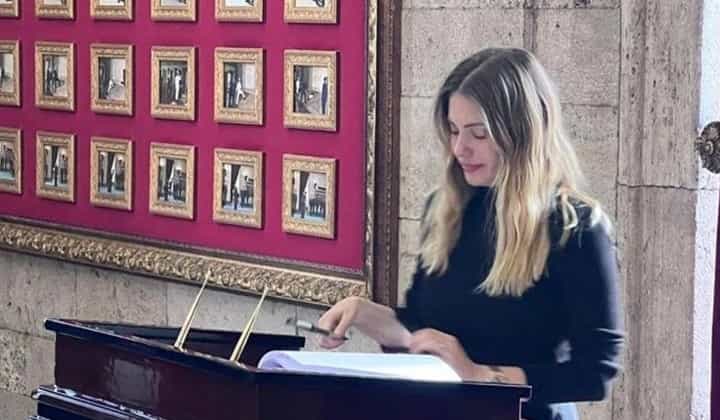 Eda Ece, Anıtkabir'de gözyaşlarına hakim olamadı 1 Eda Ece, Anıtkabir’de gözyaşlarına hakim olamadı