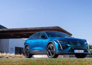 Peugeot 408, Allure ve GT donanım paketleriyle, 6 farklı renk seçeneğiyle Türkiye’de satışta