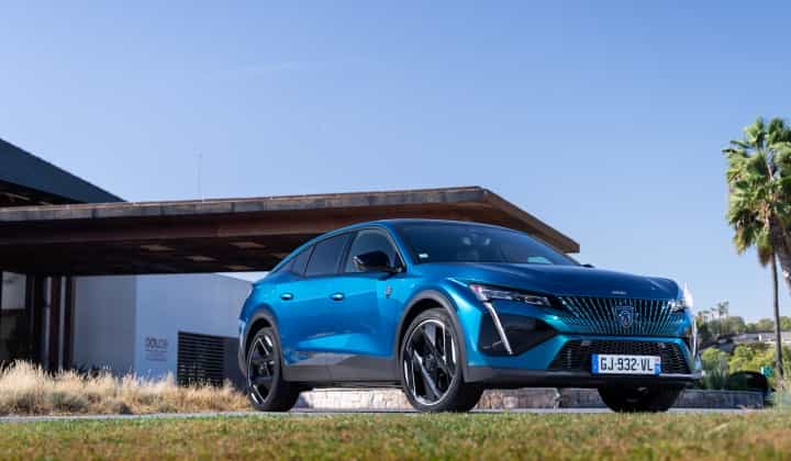 Peugeot 408, Allure ve GT donanım paketleriyle, 6 farklı renk seçeneğiyle Türkiye’de satışta