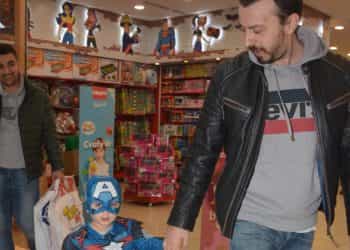 Ali Atay, oğlu Fikret Ali ile oyuncak mağazası turunda