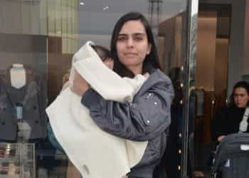 Amine Gülşe kızlarıyla alışveriş turunda