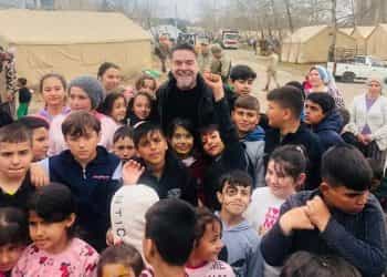 Beyazıt Öztürk’den depremzede çocuklara ziyaret