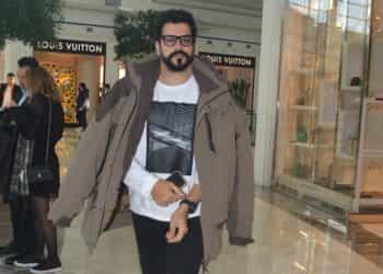 Burak Özçivit, dostlarıyla toplantı masasında
