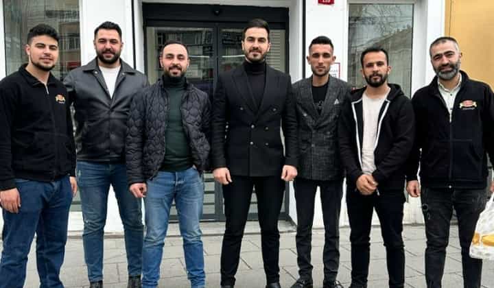 Ekibiyle kan bağışı yaptı 1 Ekibiyle kan bağışı yaptı