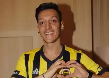 Mesut Özil futbolu bıraktığını açıkladı
