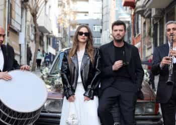 ‘Aile’ dizisinin başrolleri Kıvanç Tatlıtuğ ve Serenay Sarıkaya’dan romantik pozlar