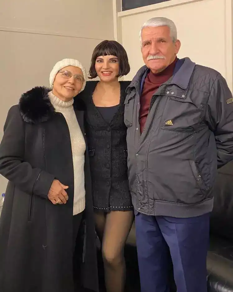 64367bb9e4bfdd1ea05f752b Göksel'in aile saadetine sevenlerinden yoğun ilgi