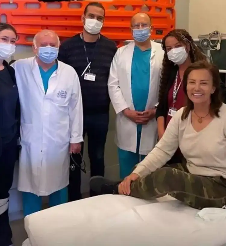 6436f096e4bfdd1ea05f7b13 Bahar Öztan, tedavi gördüğü hastanede doktorlarıyla verdiği poz ile 'her şey yolunda' mesajı verdi