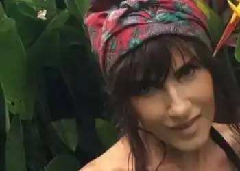 Ayşegül Aldinç zamana ve fizik kurallarına meydan okumaya devam ediyor