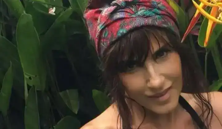 Ayşegül Aldinç zamana ve fizik kurallarına meydan okumaya devam ediyor