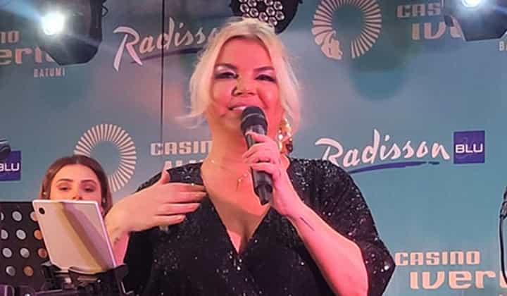 Elif Karlı, acılı ve zor günleri geride bırakarak sahnelere geri döndü 1 Elif Karlı, acılı ve zor günleri geride bırakarak sahnelere geri döndü